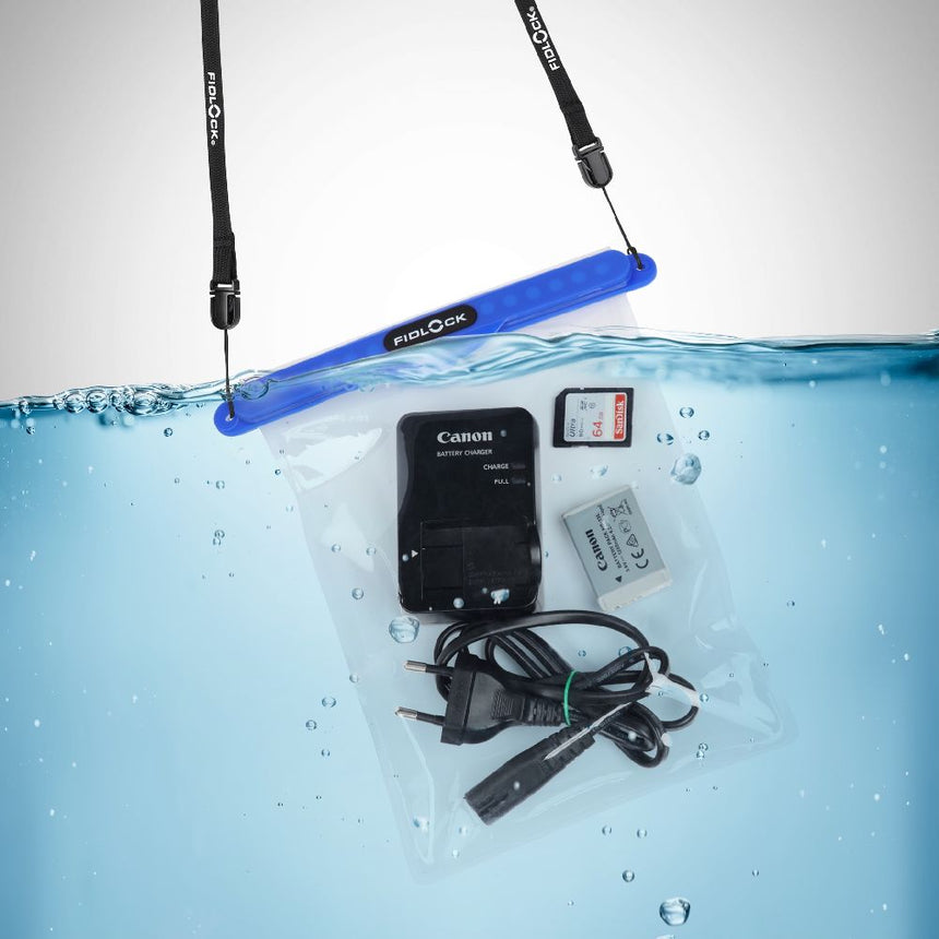 Fidlock Waterproof Tablet Dry Case Maxi blue transparent, submerged in water with electronics inside