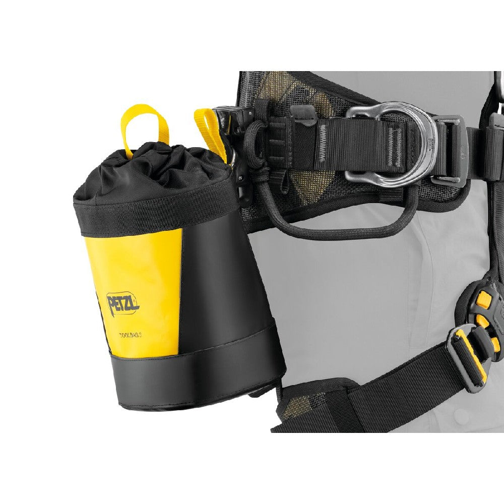 Petzl Interfast connection system makes it easy to install the TOOLBAG pouch on the harness, providing a compact solution that is easy to use.