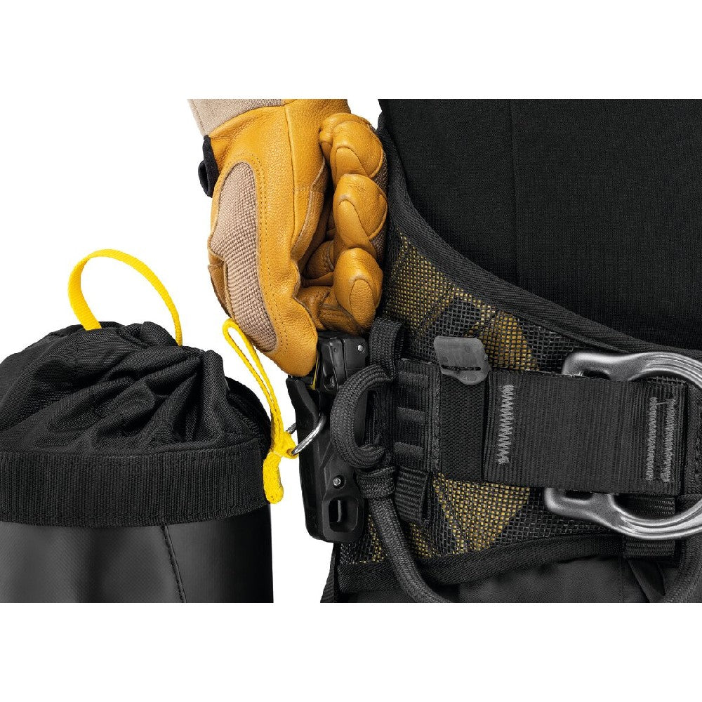 Petzl Interfast FAST button allows you to quickly connect and disconnect elements.