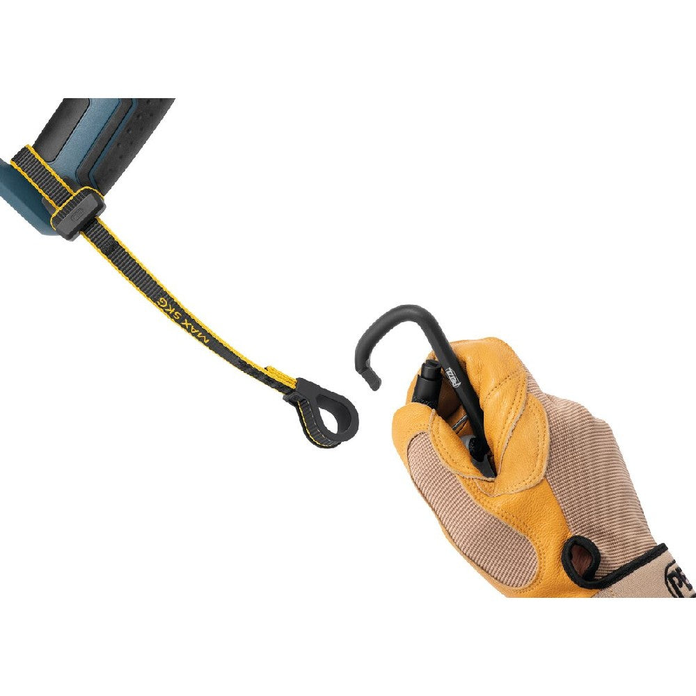 Petzl Toolink L connecting to the TOOLEASH is easy with its ergonomic TPU connection point.