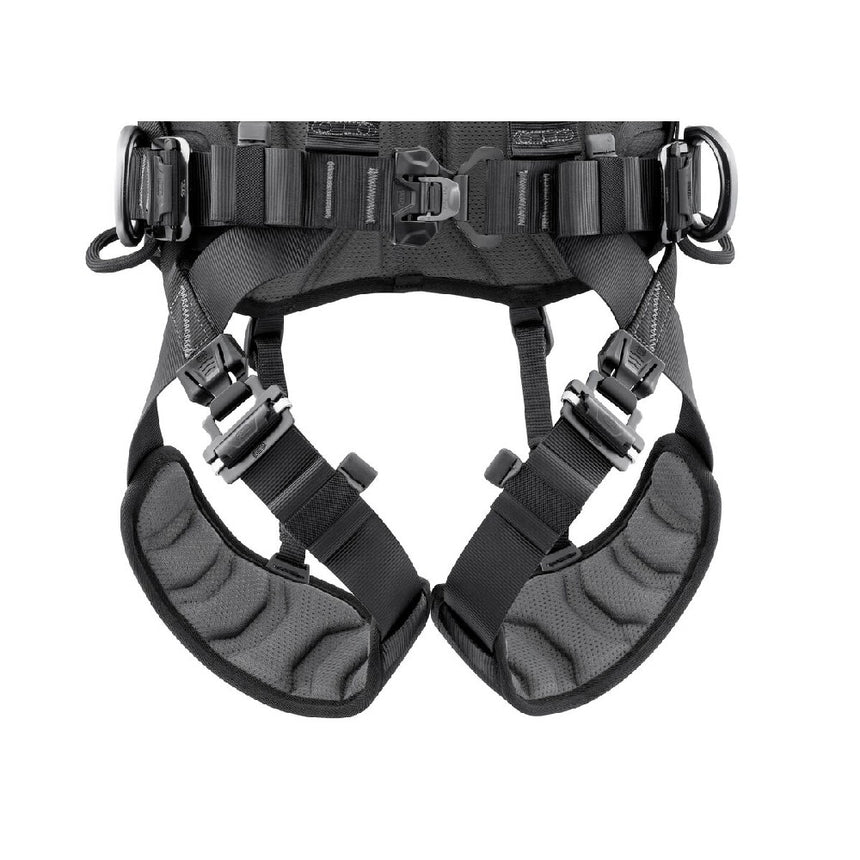 FAST opening buckles on the waistbelt and leg loops make it possible to quickly don the harness with feet on the ground.