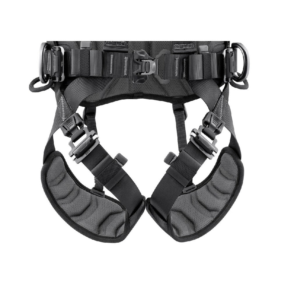 FAST opening buckles on the waistbelt and leg loops make it possible to quickly don the harness with feet on the ground.