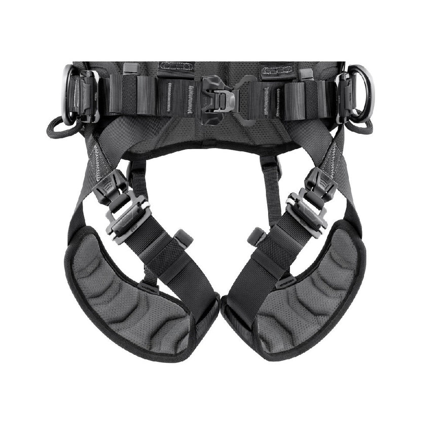 FAST opening buckles on the waistbelt and leg loops make it possible to quickly don the harness with feet on the ground.