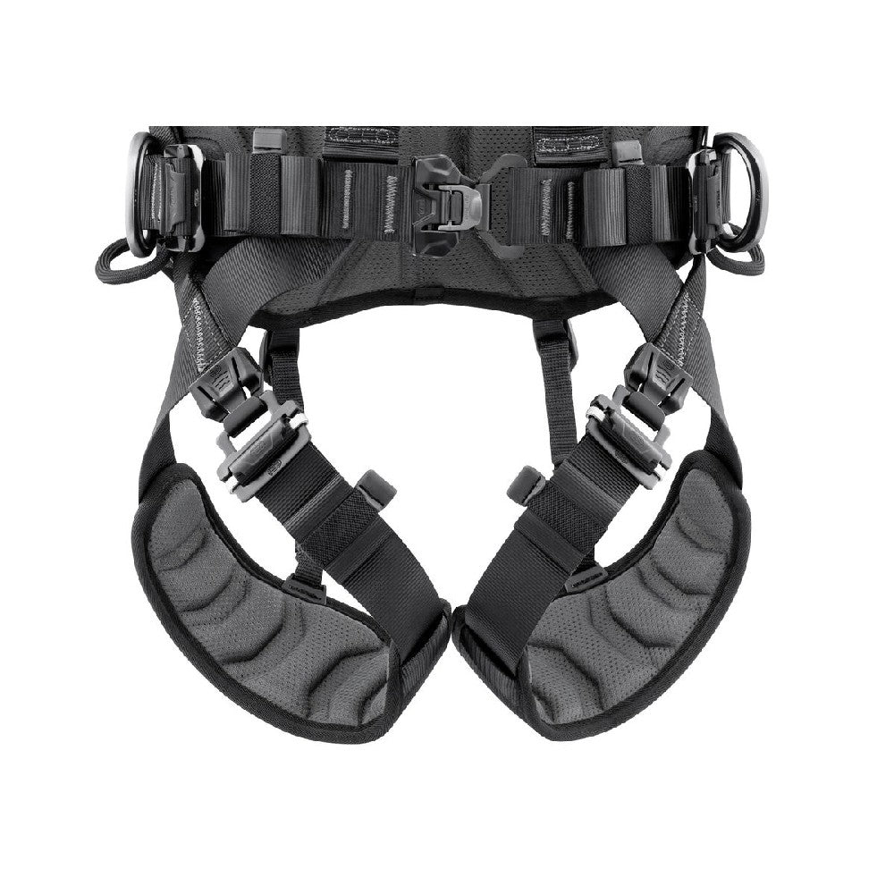 FAST opening buckles on the waistbelt and leg loops make it possible to quickly don the harness with feet on the ground.