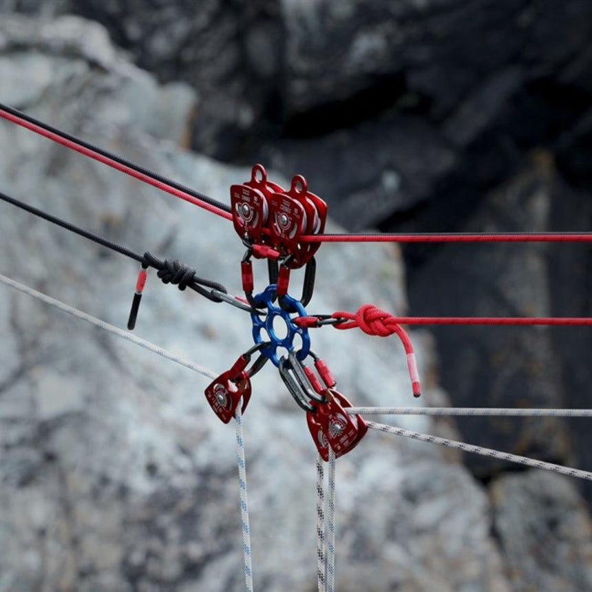 ISC HALO Rigging Plate (Medium) in action as part of an advanced rigging system set against a rocky cliffside environment.