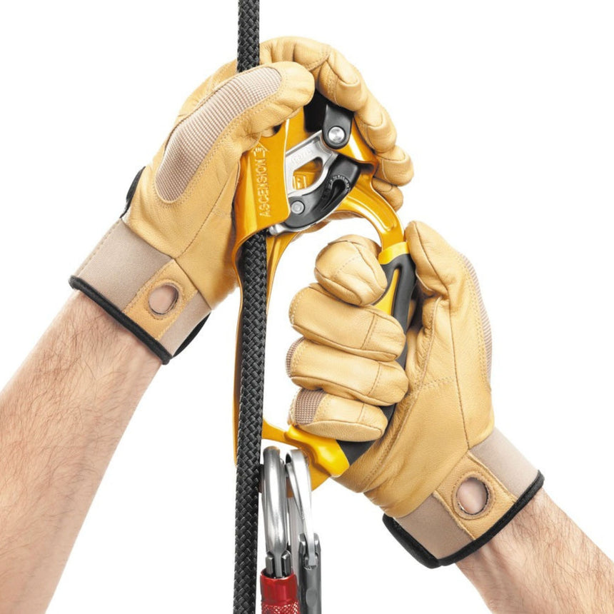 The over moulded dual-density grip on the Petzl Ascension has an area for the index finger and a wide, supportive base to keep the hand from slipping. Ergonomic upper part maximises power when pulling with two hands.