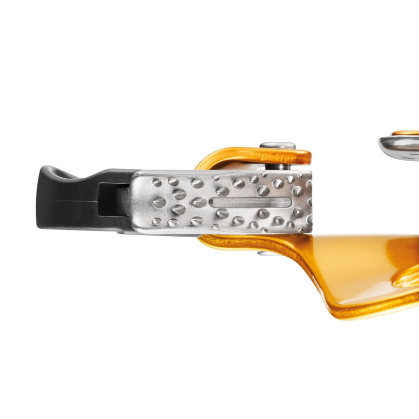 Toothed cam with self-cleaning slot on the Petzl Croll Ascender optimises performance under any conditions (frozen or muddy ropes...).