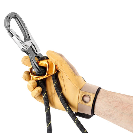 Professional wearing a glove showing a
Combination of Eashook Open with the Progress Adjust Lanyard