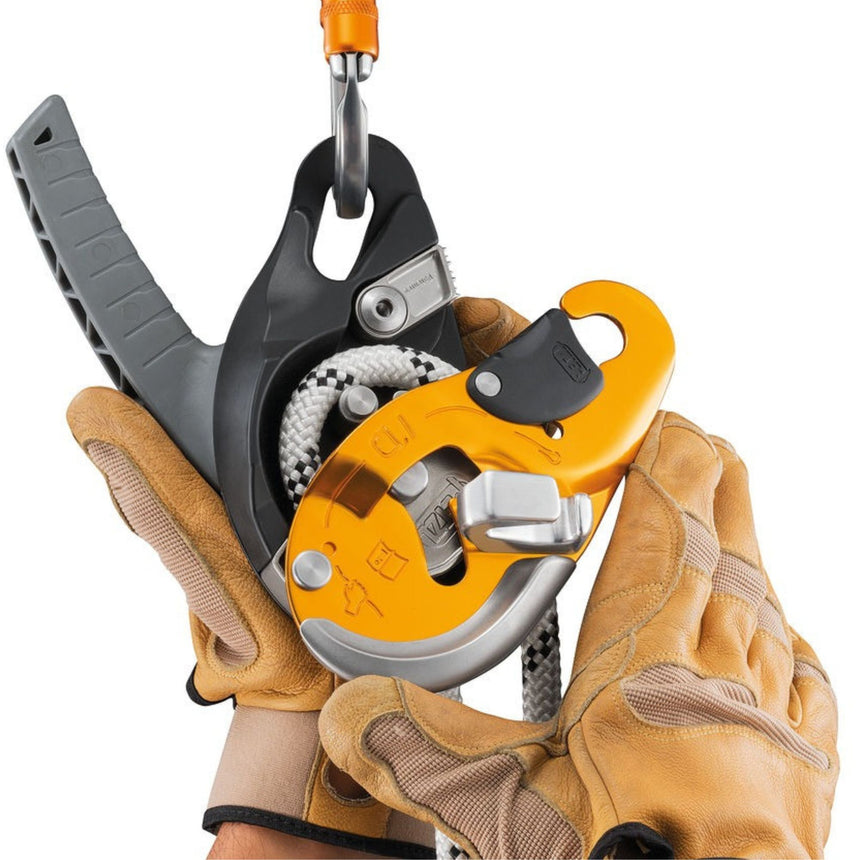 Hand model demonstrating Petzl ID EVA
descender safety gate on the moving side plate that allows the rope to be installed easily while the device remains connected to the anchor.