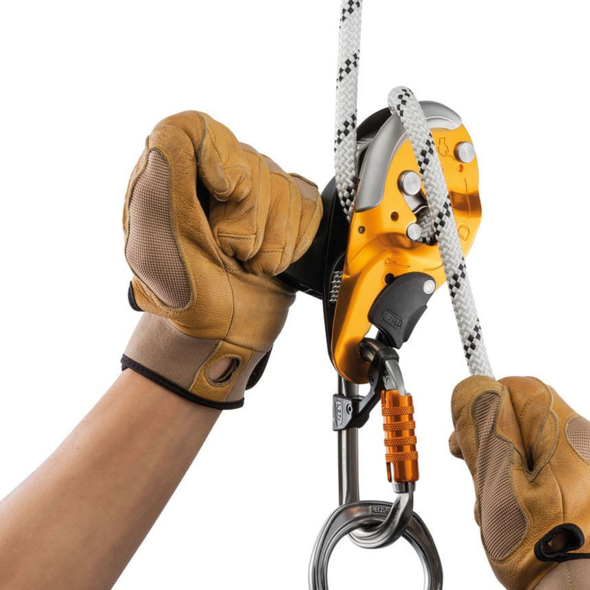 Petzl ID'S Descender in use showing the ergonomic handle which allows unlocking the rope and comfortably controlling the descent.