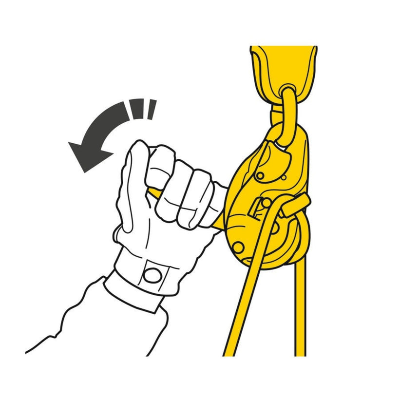 Evacuation with the I’D EVAC descender, whose ergonomic handle allows the user to easily control the rope’s descent
speed during evacuation.