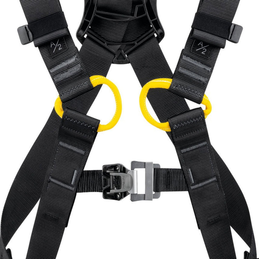 Petzl Newton European Version Harness close up of the FAST LT PLUS sternal
automatic buckle which allows the harness to be fastened and unfastened, without loss of adjustment, even with gloves. Lightweight and strong, the textile sternal attachment point allows attachment of a fall arrest system.