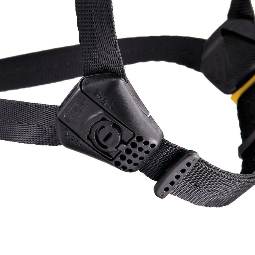 Petzl Strato Hi Viz Helmet dual Chinstrap allows the worker to adjust chinstrap strength in order to adapt the helmet to different environments: work at height
(EN 12492) or on the ground (EN 397).