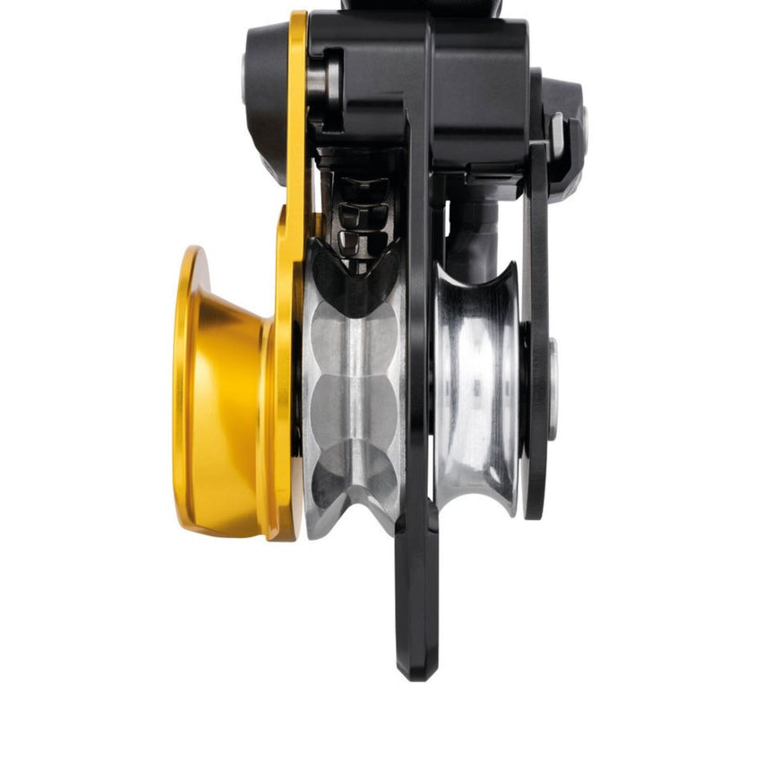 Petzl Twin Release Pulley main faceted sheave with single-direction rotation provides excellent efficiency when hauling and additional braking when lowering heavy loads.