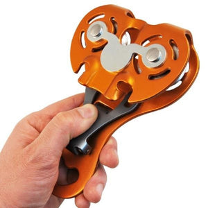 Kong Zip Evo in hand