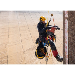 The ASAP’SORBER AXESS keeps the rope at a distance to free up workspace. 