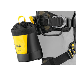 Petzl Interfast connection system makes it easy to install the TOOLBAG pouch on the harness, providing a compact solution that is easy to use.