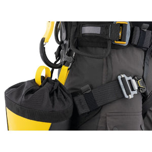 Petzl Mino is ideal for hanging accessories on the harness, such as the TOOLBAG tool pouch. 