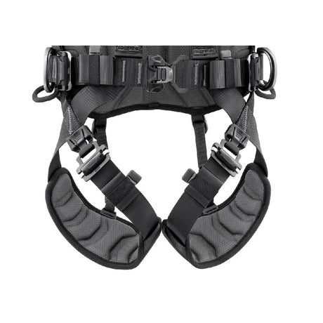 FAST opening buckles on the waistbelt and leg loops make it possible to quickly don the harness with feet on the ground. 