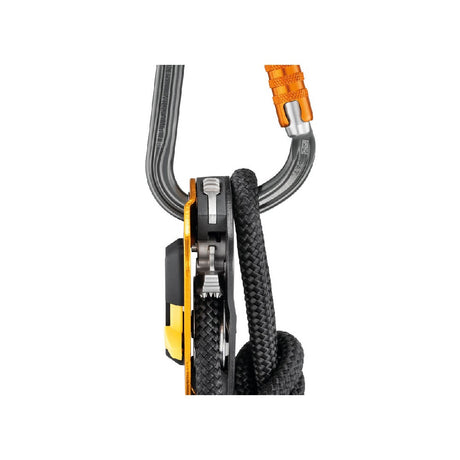 Petzl William Carabiner has an asymmetrical pear shape, with a large capacity for attaching multiple elements, and a large gate opening to facilitate their installation. 