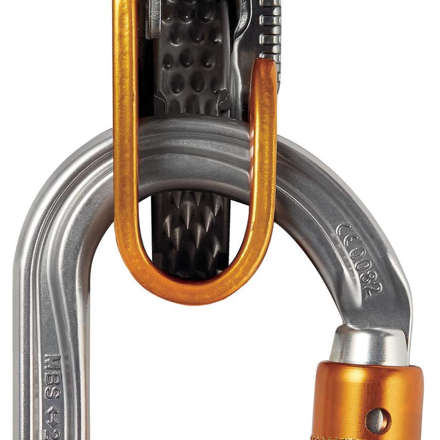 The symmetrical oval shape of the Petzl OK Carabiner allows optimal loading of devices with a wide cross-section, such as pulleys, rope clamps and mobile fall arresters as shown
