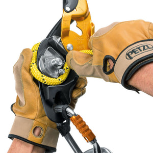Installing Petzl Parallel 10.5mm Rope. Featuring the small diameter ensures
very good performance in terms of flexibility and weight. 
