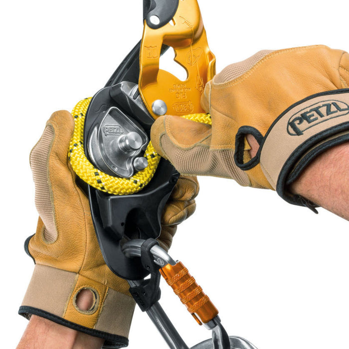 Installing Petzl Parallel 10.5mm Rope. Featuring the small diameter ensures
very good performance in terms of flexibility and weight. 

