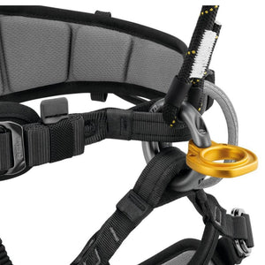 Application close up feature of the Petzl Falcon Mountain Rescue Harness: Installing the RING2RING accessory on the ventral attachment point allows better equipment organisation (lanyard(s), descender, rope clamp, chest harness, or other equipment).
