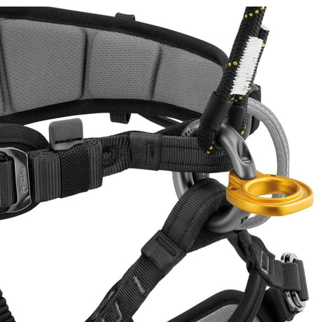 Application close up feature of the Petzl Falcon Mountain Rescue Harness: Installing the RING2RING accessory on the ventral attachment point allows better equipment organisation (lanyard(s), descender, rope clamp, chest harness, or other equipment).
